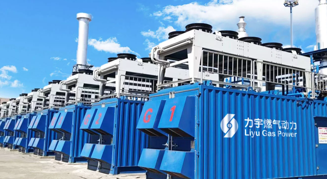 مجموعة متنوعة من مولدات الغاز مرتبة في منشأة ، تعرض تصميمها القوي لتوليد الطاقة.